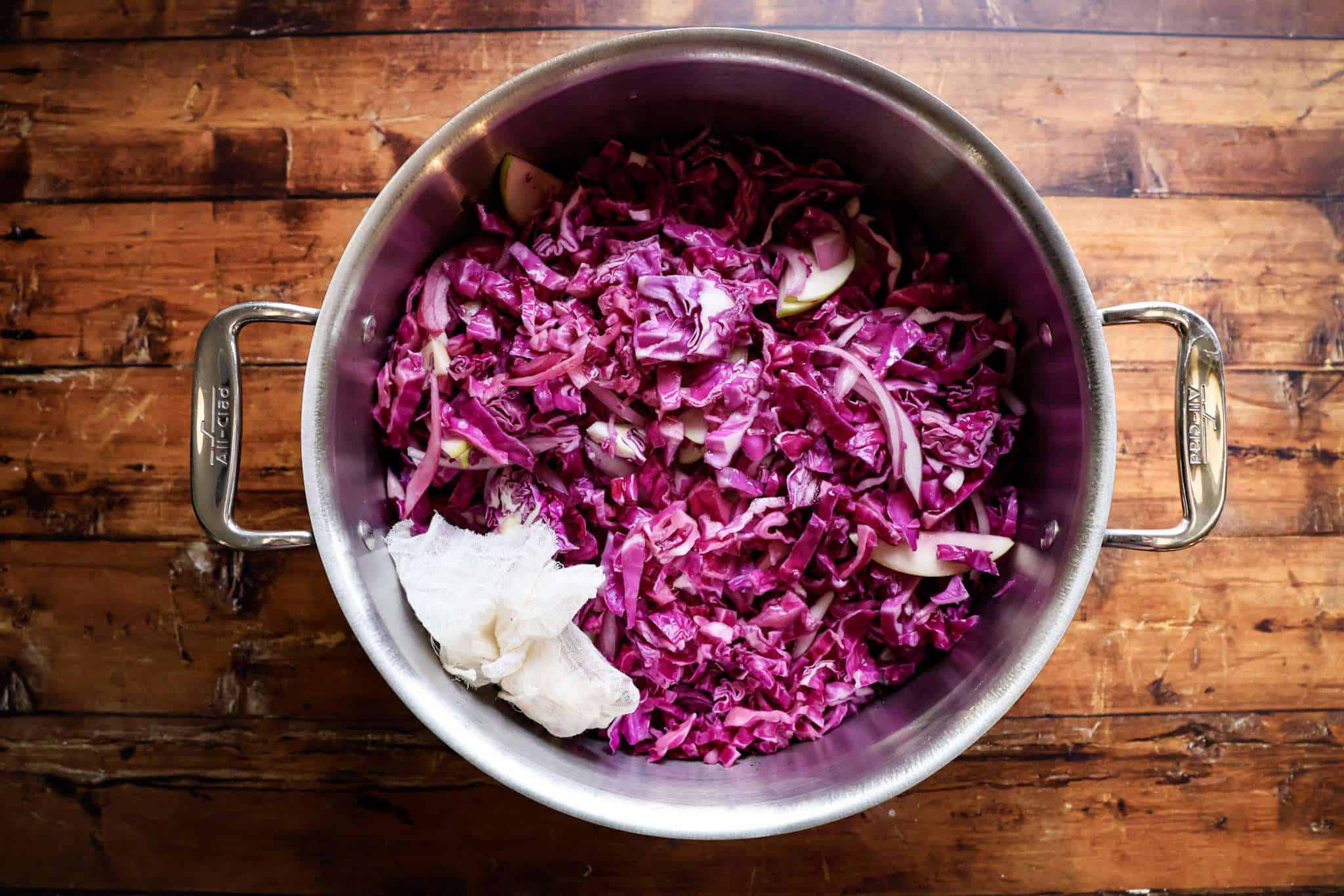 A pot filled with all ingredients for nourishing spiced red cabbage ready to cook