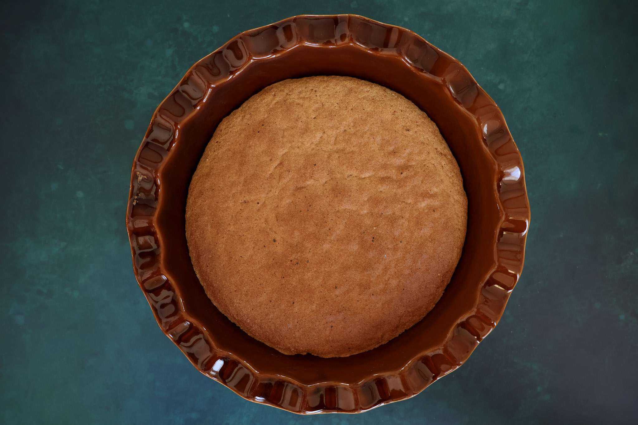 the baked sponge for gluten-free cranberry orange tiramisu pie in a brown pie dish